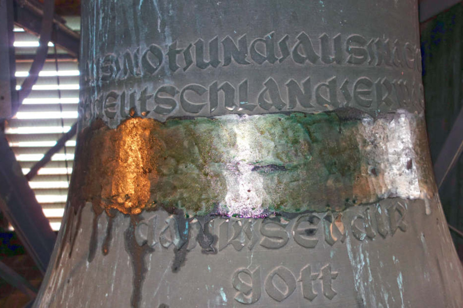 Unbekannte hatten von der Kirchenglocke des Ortes ein Hakenkreuz entfernt, das zuvor darauf zu sehen war.