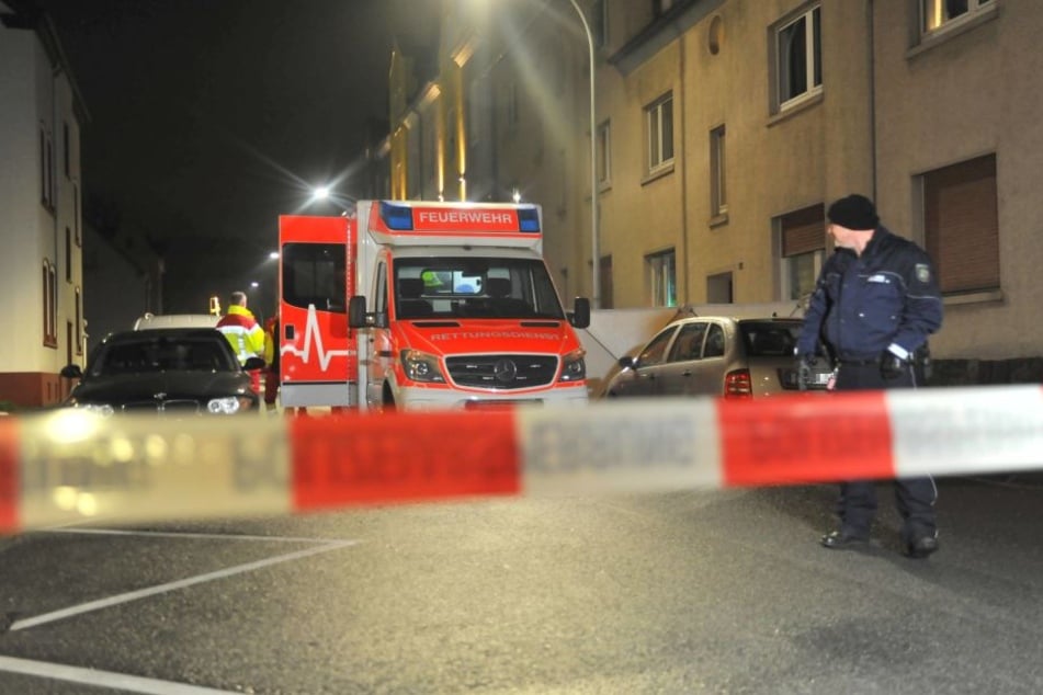 Am Tatort sperrte die Polizei das Umfeld ab, Sanitäter versuchten noch dem angeschossenen Mann zu helfen.