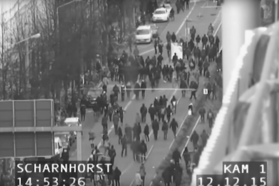 Diese Aufnahme einer stationären Polizeikamera dokumentiert, wie sich linke Extremisten in einer Seitenstraße zusammenrotten.