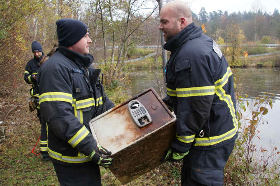 Dickes Ding: Diesen Tresor fischten die Einsatzkräfte aus dem Wasser.