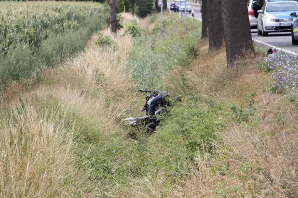 Ein Quadfahrer musste einem bremsenden Pkw ausweichen. Dabei rauschte das Quad in den Straßengraben und überschlug sich. Der Fahrer erlitt schwere Verletzungen.