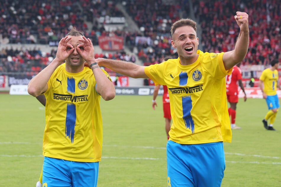Lok Leipzig, rund um Kapitän Djamal Ziane (34, l.) will im dritten Anlauf endlich in die 3. Liga aufsteigen.