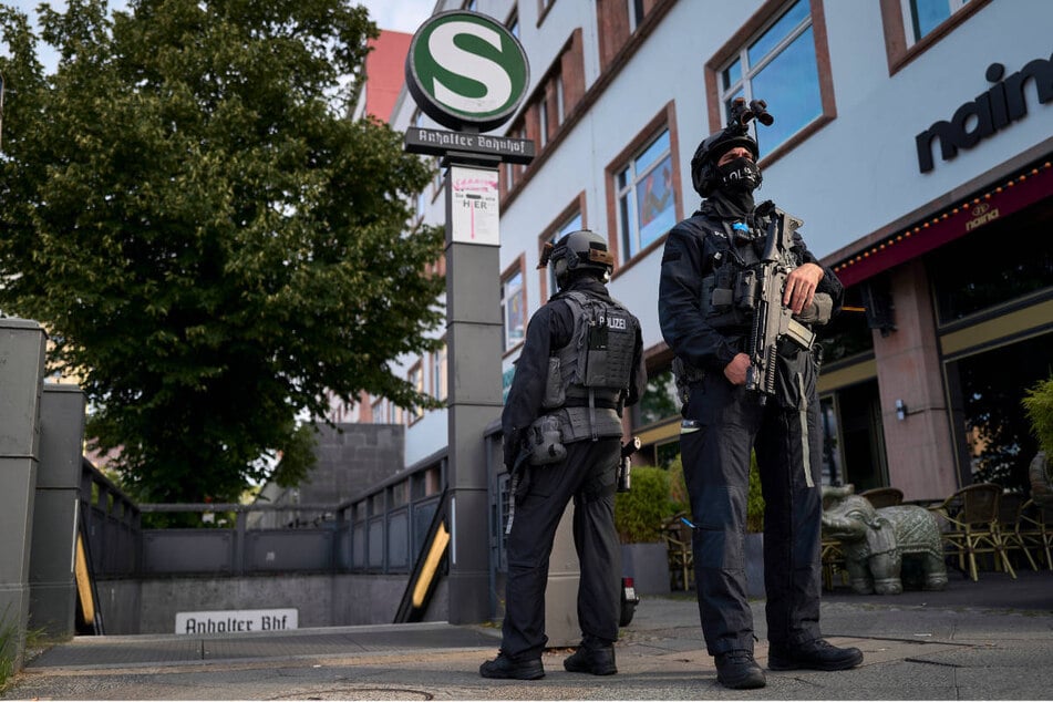 Schwer bewaffnete Polizisten haben am Sonntagmorgen den Anhalter Bahnhof abgeriegelt.