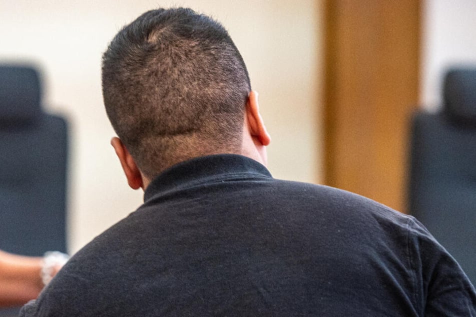 Der Angeklagte sitzt im Verhandlungssaal des Landgerichts.