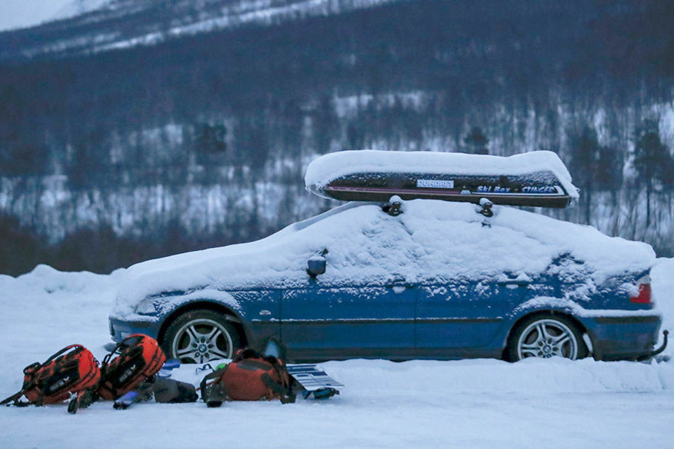 Die Suche nach vier vermissten Skifahrern aus Schweden und Finnland wird wegen schlechten Wetters und zunehmender Lawinengefahr in der Gegend eingestellt.