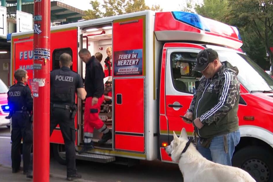 Einer der Verletzten wird im Rettungswagen behandelt.