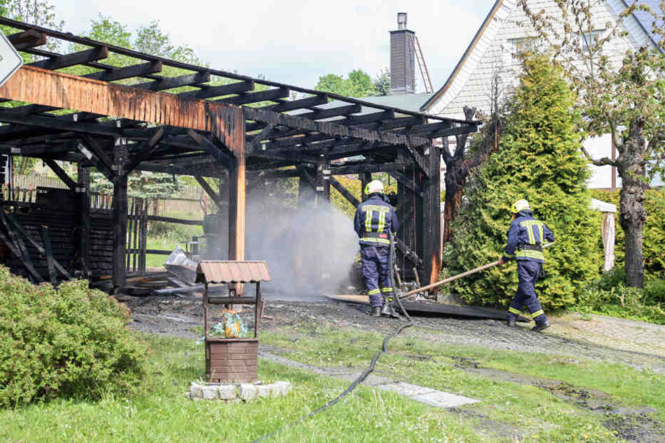 Ein Teil des Carports brannte bei dem Feuer aus.