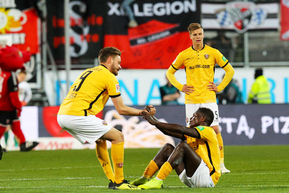 Lukas Röser (l.), Moussa Koné (unten) und Dzenis Burnic nach der Niederlage in Ingolstadt mit versteinerten Mienen.