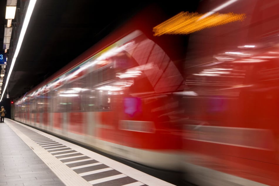 Die S-Bahn-Fahrgäste brauchen wegen einer Weichenstörung Geduld. (Symbolbild)