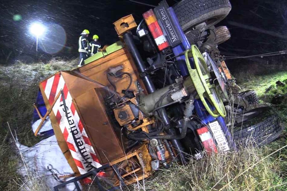 Das geladene Salz verteilte sich unter dem Fahrzeug.