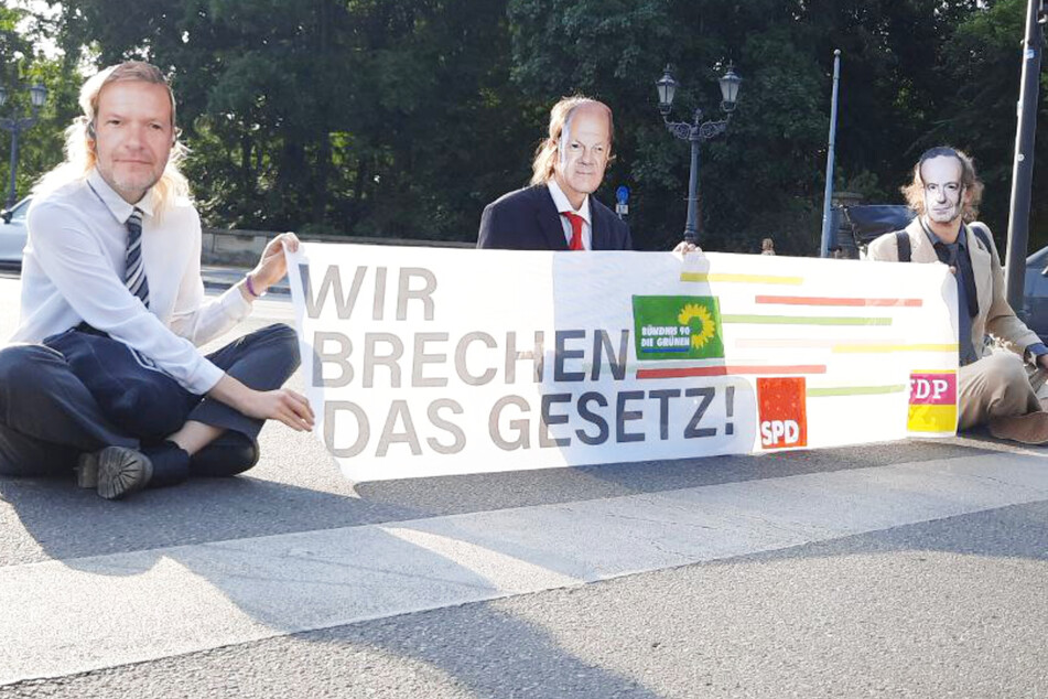 Aktivisten der "Letzten Generation" protestierten am vergangenen Freitag in Berlin mit Politiker-Masken gegen die Klimapolitik der Bundesregierung.