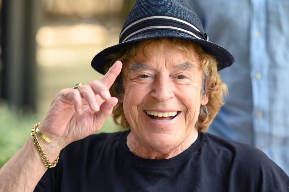Tony Marshall braucht beim Laufen Hilfe, doch die Stimme, die funktioniert.