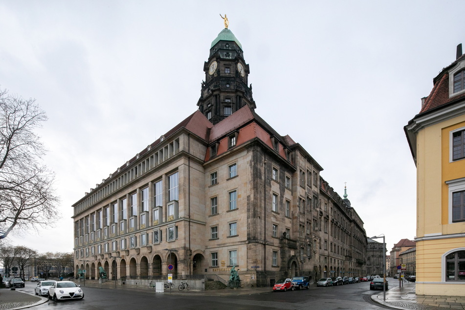 Ab Montag wird am Dresdner Rathaus wieder gewerkelt.