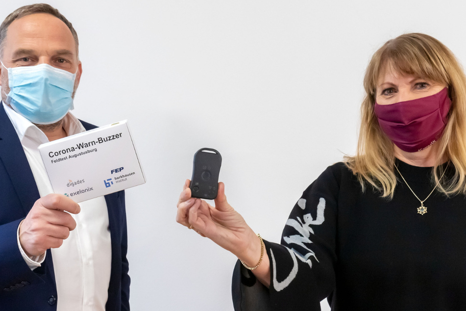 Warn-Buzzer: Gesundheitsministerin Petra Köpping (62) und Augustusburgs Bürgermeister Dirk Neubauer (50, beide SPD) mit dem kleinen Helfer.