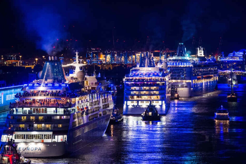 Die Kreuzfahrtschiffe "Europa" (l), "Europa 2" (M) und "Norwegian Jade" fahren im Rahmen Auslaufparrade der "Cruise Days" die Elbe entlang.