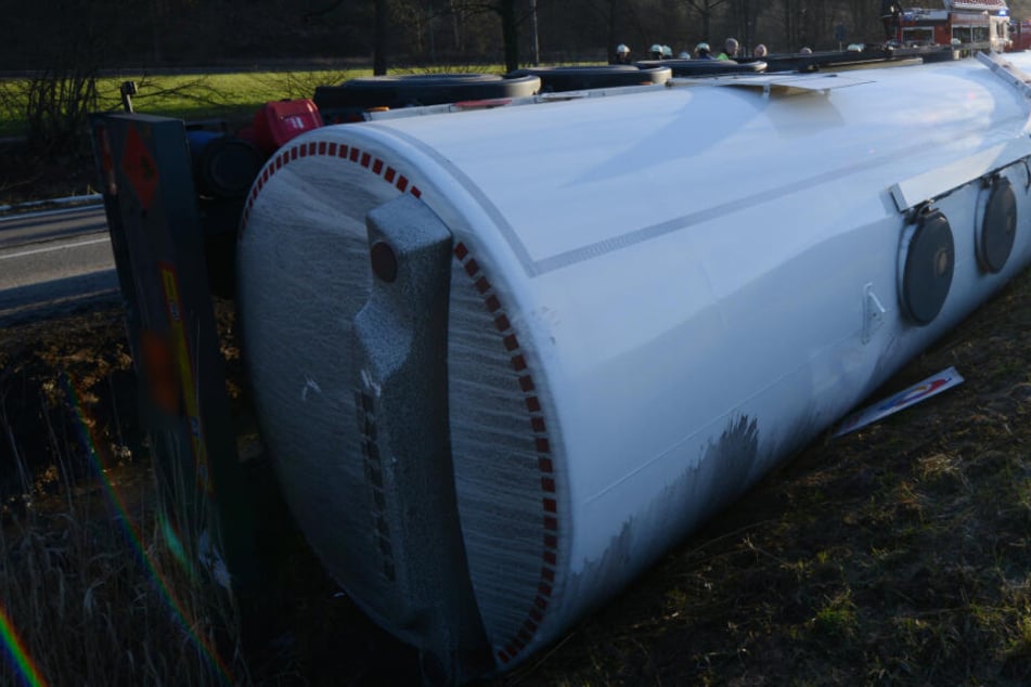 Tanklaster auf A44 umgekippt: Sperrung in Richtung Kassel