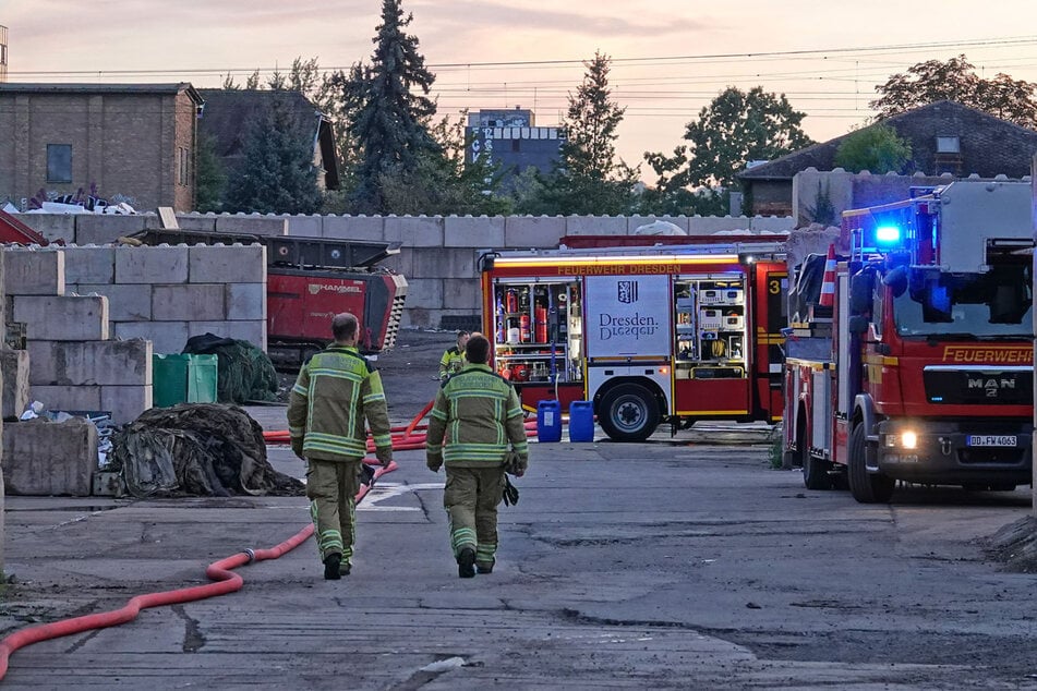Die Dresdner Feuerwehr war am Samstagabend in einem Entsorgungsbetrieb in Dresden-Leuben im Einsatz.