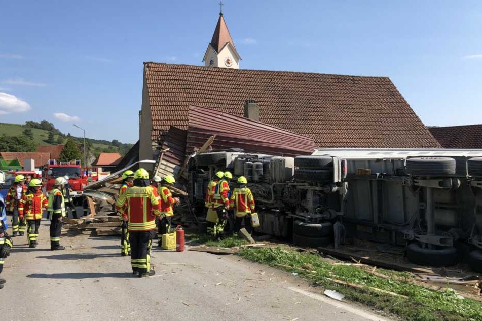 Ein Pferd, dass unter der Scheune begraben wurde, konnte nicht mehr gerettet werden.