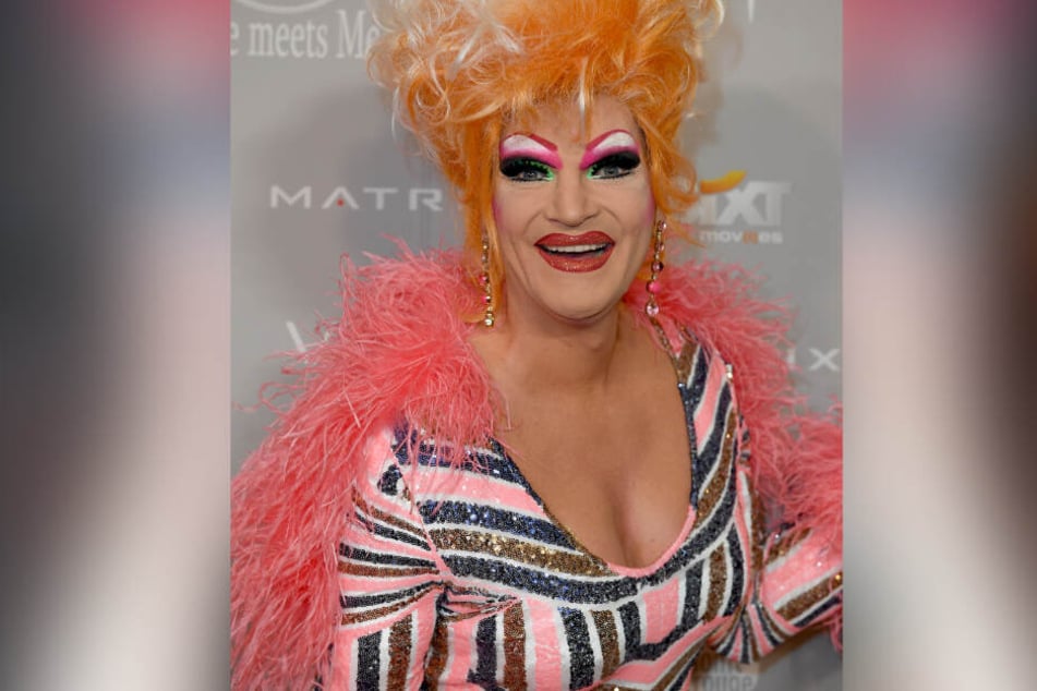 Die Hamburger Dragqueen Olivia Jones posiert auf dem Roten Teppich.