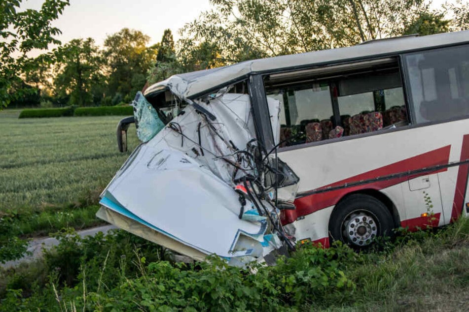 Der Reisebus stieß mit einem Rettungswagen zusammen.