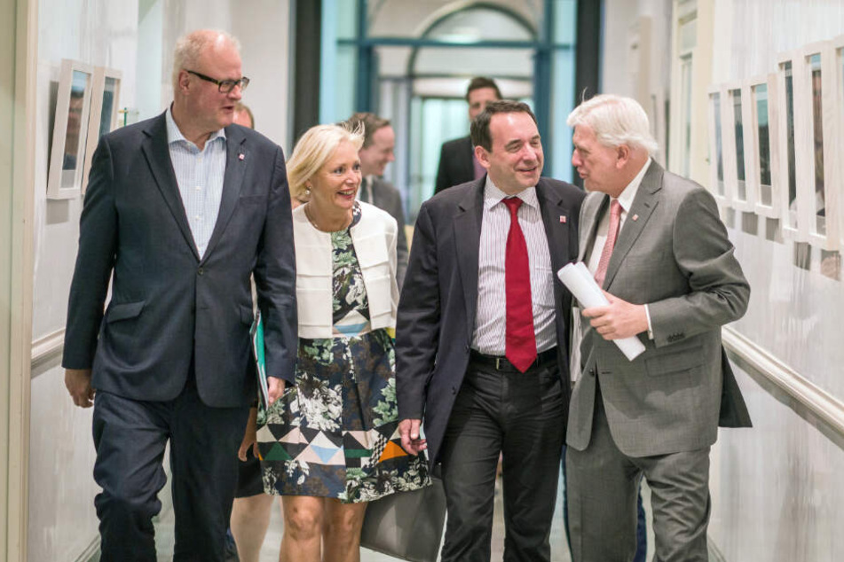 V. l.n.r.: Thomas Schäfer (CDU), Kristina Sinemus (parteilos), Volker Bouffier (CDU) und Alexander Lorz (CDU) am 3.06.1029 in Wiesbaden auf dem Weg zu einer Pressekonferenz.