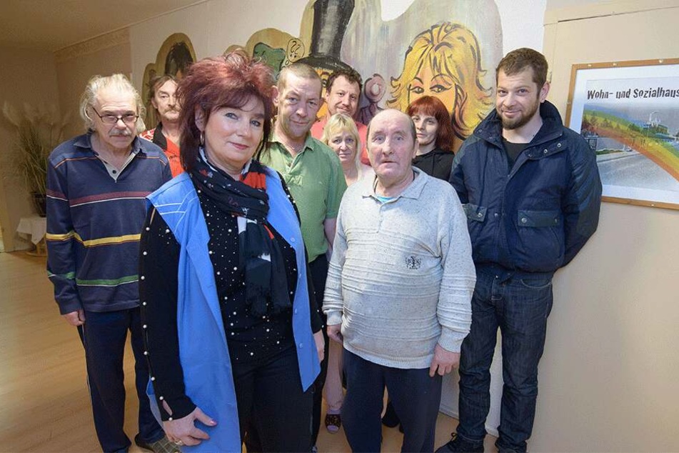 Wollen unbedingt in ihrer vertrauten Umgebung bleiben: Heim-Leiterin Kerstin Täuber (58) und die Hausbewohner des Wohn- und Sozialheims „Zum Regenbogen“.