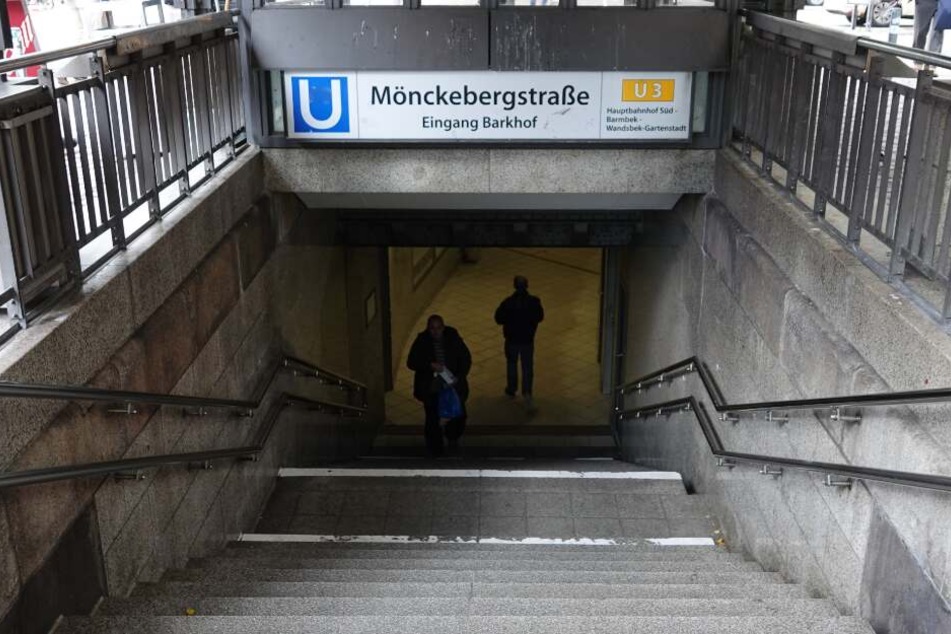Die Zugangstreppe zur U3 an der U-Bahn-Haltestelle Mönckebergstraße in der Innenstadt.