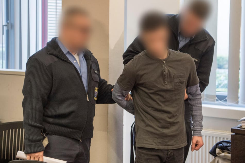 Ali Bashar (rechts) beim Prozess vor dem Landgericht in Wiesbaden.
