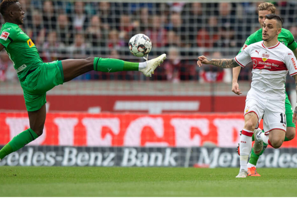 Gladbachs Denis Zakaria vor Stuttgarts Anastasios Donis am Ball.
