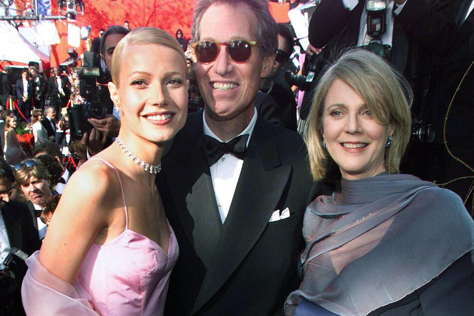 Gwyneth Paltrow (l.) mit ihrem Vater Bruce (†59, M.) und ihrer Mutter Blythe Danner (80, r.) bei einem Event im Jahr 1999.