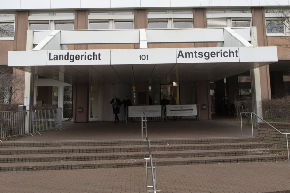 Köln: Sprengstoffhund schlug an: "Alarmierungslage" am Justizzentrum in Köln beendet