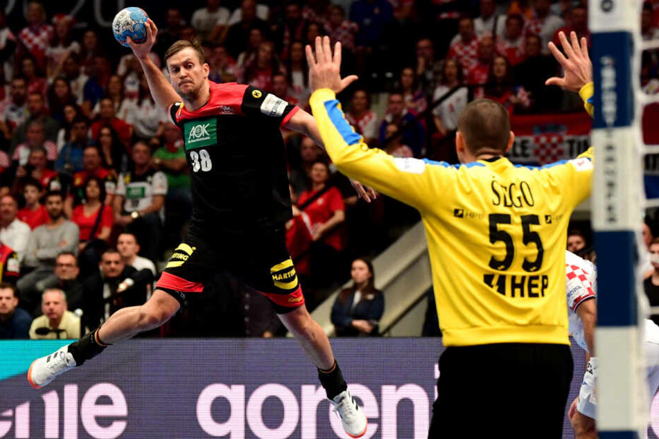 Fabian Böhm (l) von der deutschen Nationalmannschaft in Aktion.