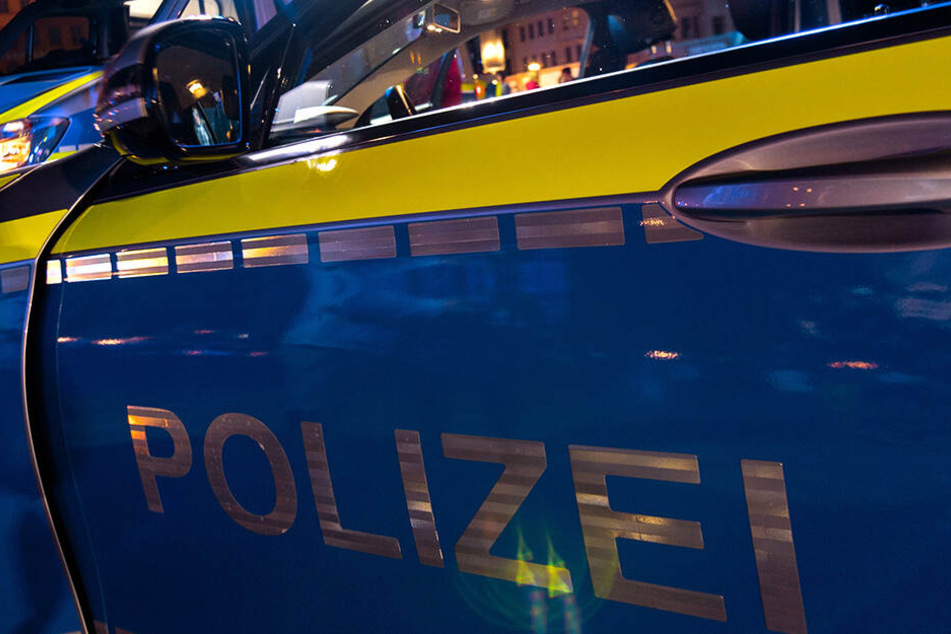 Unvermittelt und ohne ersichtlichen Grund hat ein Mann zwei Polizisten angegriffen. (Symbolbild).