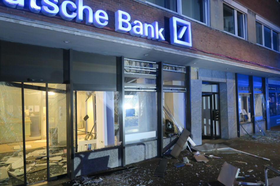Tatort Langenfeld: Unbekannte jagen Geldautomaten in die Luft und verwüsten Bank-Lobby