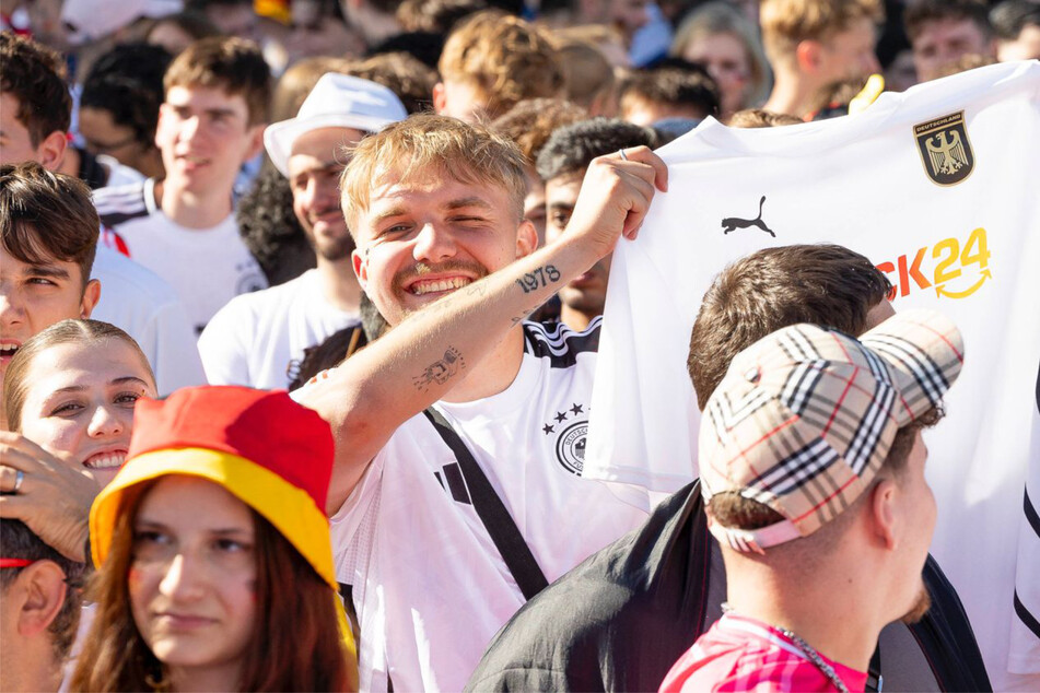 Was für ein Marketing-Coup! Fünf Millionen Deutsche haben dieses EM-Trikot