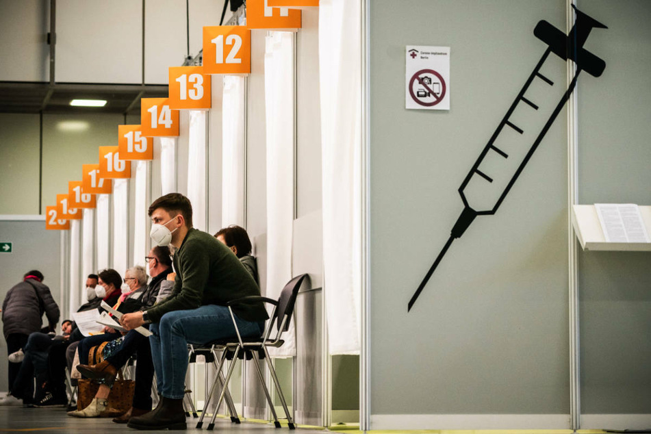 Menschen warten im Corona-Impfzentrum auf dem Messegelände auf ihre Impfung. Berlin verzeichnet nach längerer Zeit erstmals wieder eine leicht steigende Inzidenz innerhalb von sieben Tagen.
