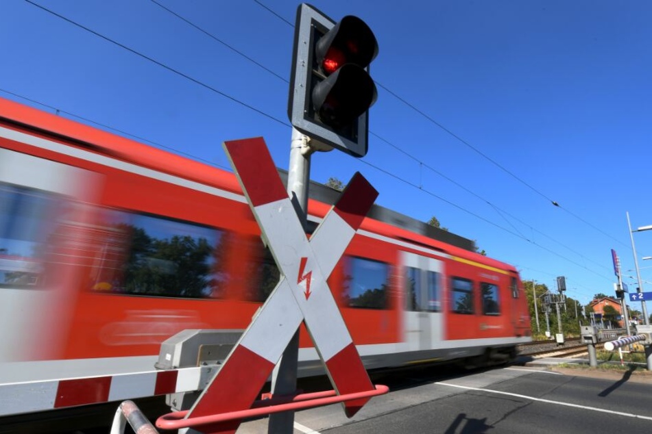 Ein Zug erfasste die beiden Männer. (Symbolbild)