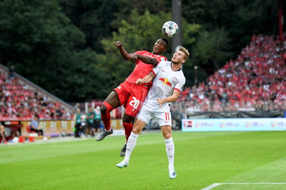 Unions Suleiman Abdullahi gewinnt ein Kopfball-Duell gegen Leipzigs Werner.