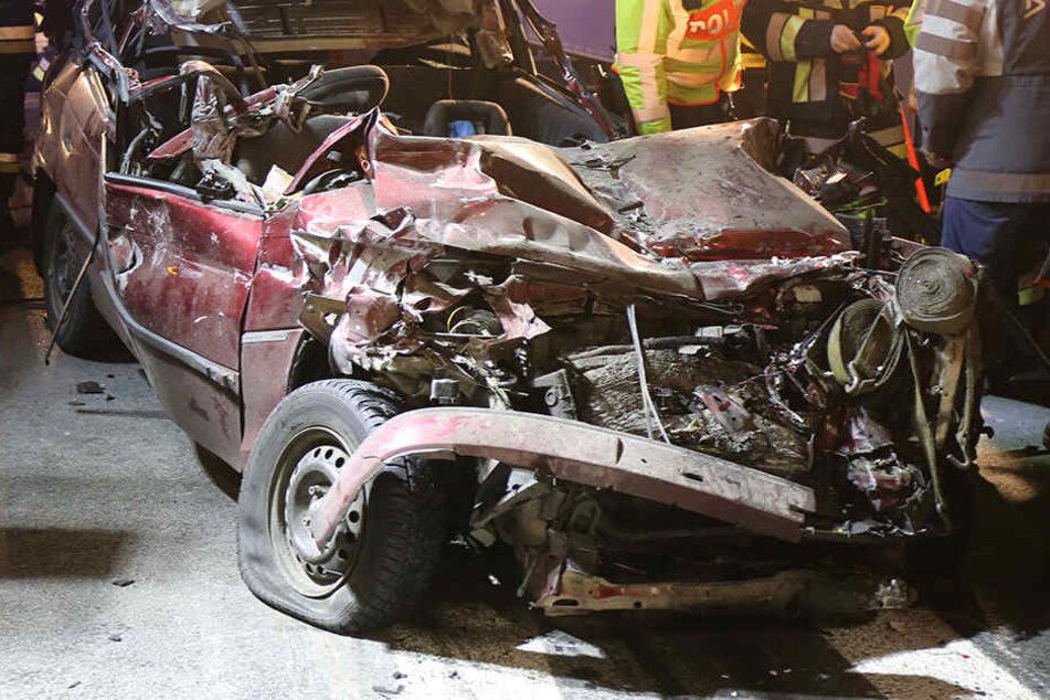 Der Opel war durch den Unfall völlig deformiert.