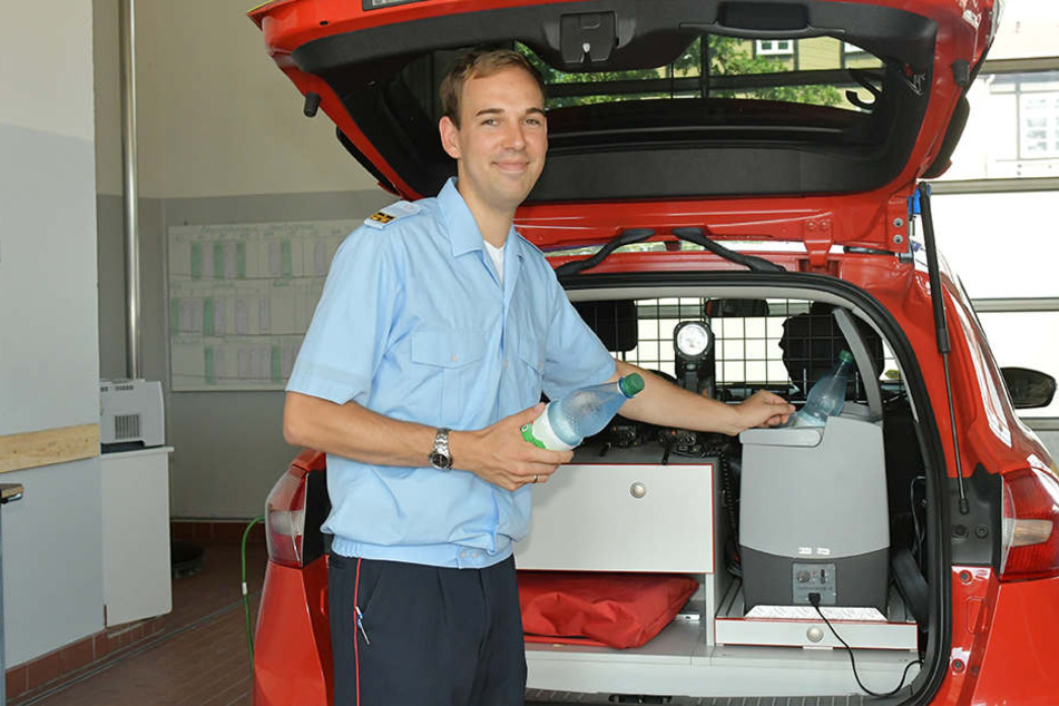 Auch auf der Feuerwache Übigau kämpfen die Feuerwehrleute mit der Sommerhitze. Brandrat Björn Petrick (27) mit Kühltasche und Kaltgetränken im Kommandowagen.