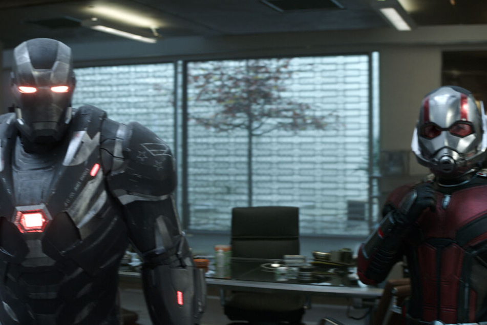 Don Cheadle (l) als War Machine und Paul Rudd als Ant Man in einer Szene des Films.