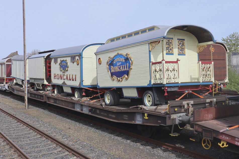 Die historischen knapp 150 Roncalli-Wagen wurden mit dem Sonderzug auf etwa 56 Waggons nach Hamburg transportiert.