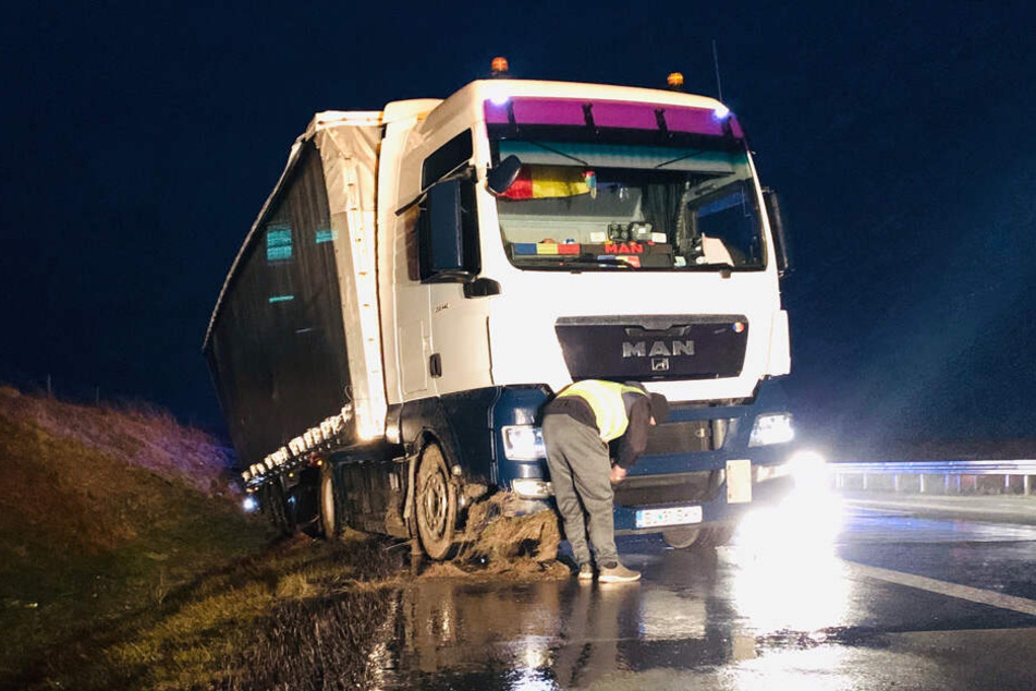 Der Lkw musste von einem Bergungsfahrzeug des ADAC aus dem Graben gezogen werden.