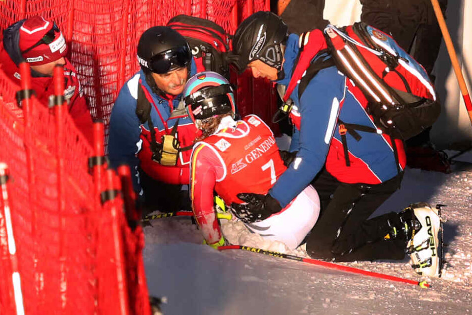 Viktoria Rebensburg nach ihrem Sturz beim Super-G in Garmisch Partenkirchen.
