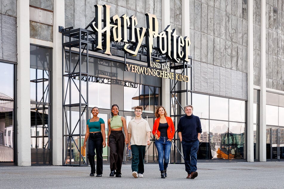Die neuen Gesichter im "Harry Potter und das verwunschene Kind"-Cast: Josefina Fofana als Rose Granger-Weasley (v.l.), Salyma Chatty als Hermine, Moritz Krainz als Albus Potter, Michaela Schmid als Ginny Potter und Jan-Hinnerk Arnke als Albus Dumbledore.