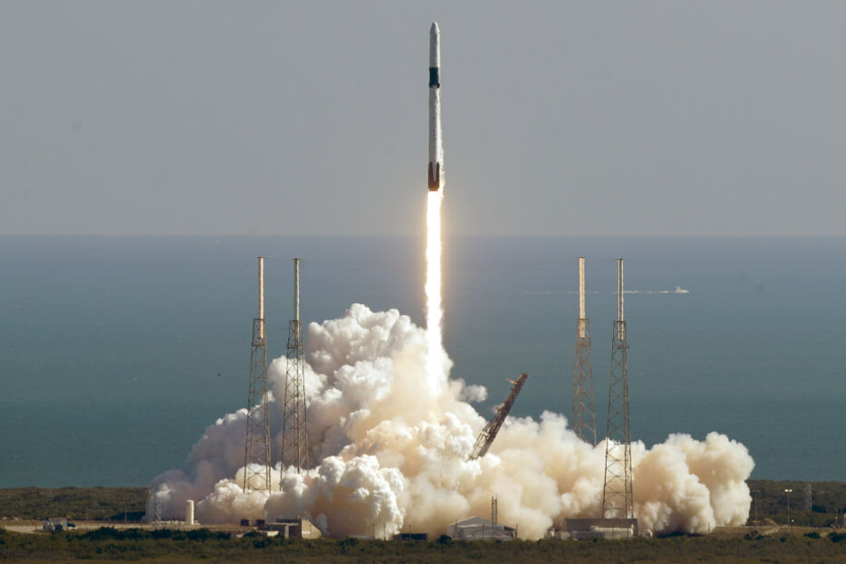Eine Falcon 9 Rakete mit dem privaten unbemannten Raumfrachter "Dragon" des US-Raumfahrunternehmens SpaceX beim Start zur ISS.
