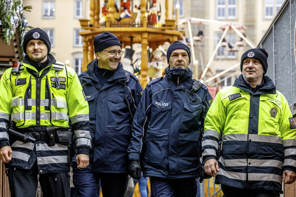 Vítáme vas! Tschechische Polizisten auf Weihnachtsmarkt-Streife