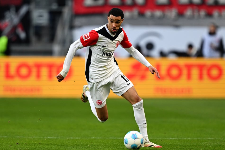 Auch die hohe Ablösesumme für Stürmerstar Hugo Ekitiké (23) fließt erst in die Bilanz im kommenden Jahr ein.