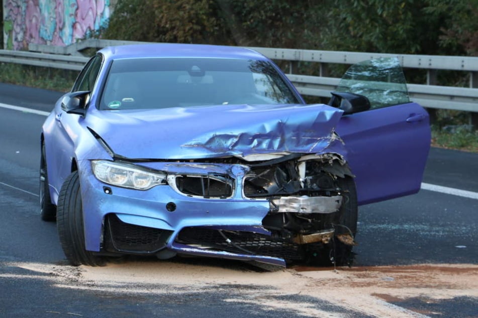 Der Autofahrer zerlegte seinen BMW.