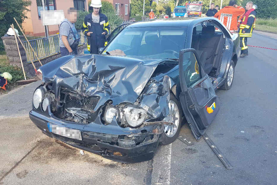 Der Mercedes wurde bei dem Zusammenstoß mit dem Trecker schwer beschädigt.